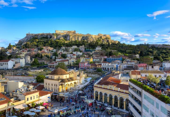 tourism-toyrismos-akropoli-athina-monastiraki-shutterstock